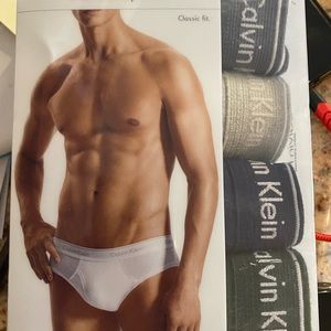 Calvin Klein 4 low hip briefs, size M, brand new